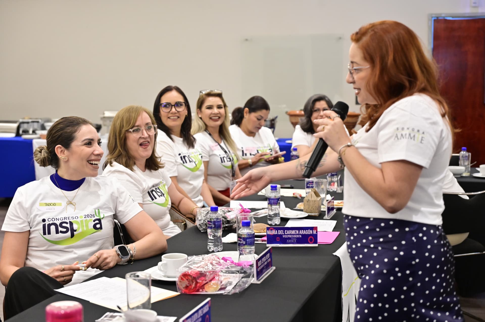 La Psic. Maira Hurtado dirigiéndose con micrófono a las asistentes del desayuno Liderazgo en Sororidad