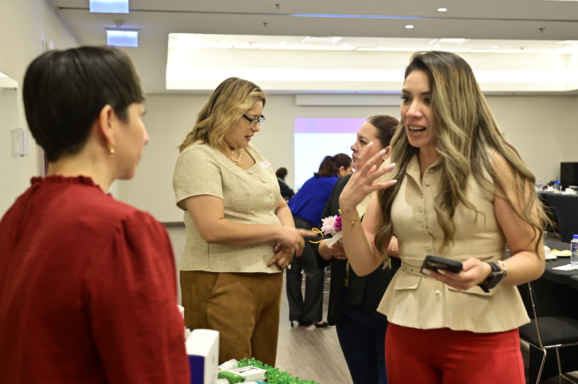 Empresarias conversando y haciendo networking en el desayuno El poder que hay en ti