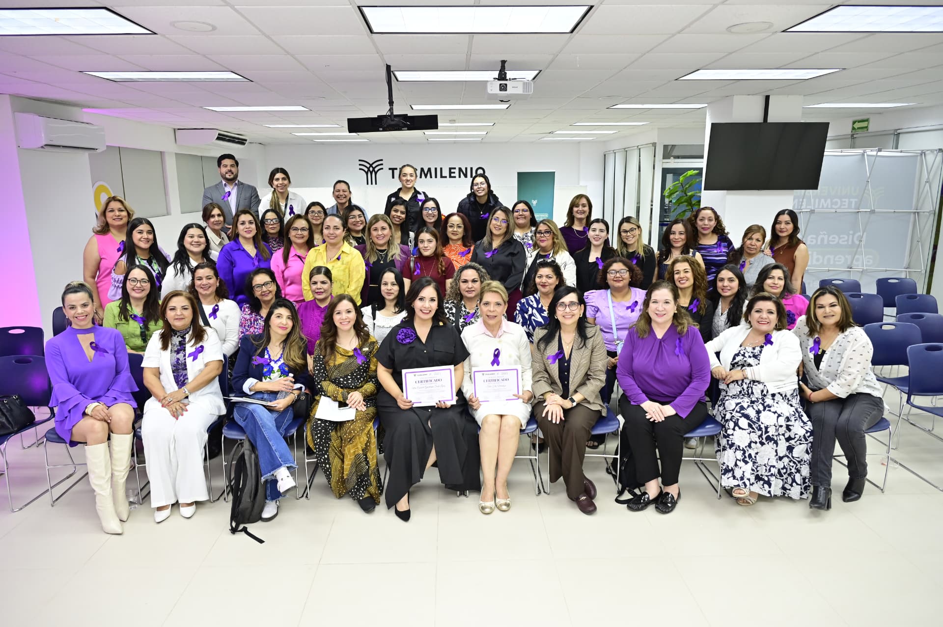 Fotografía grupal de asistentes, panelistas y socias de AMMJE Sonora en el conversatorio en Tecmilenio