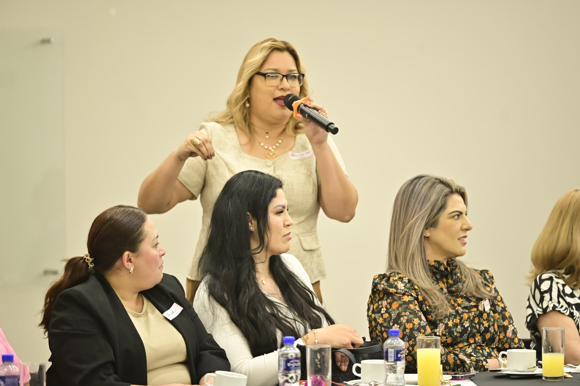 La Maestra Miriam Trujillo dirigiéndose con micrófono a las asistentes del desayuno El poder que hay en ti