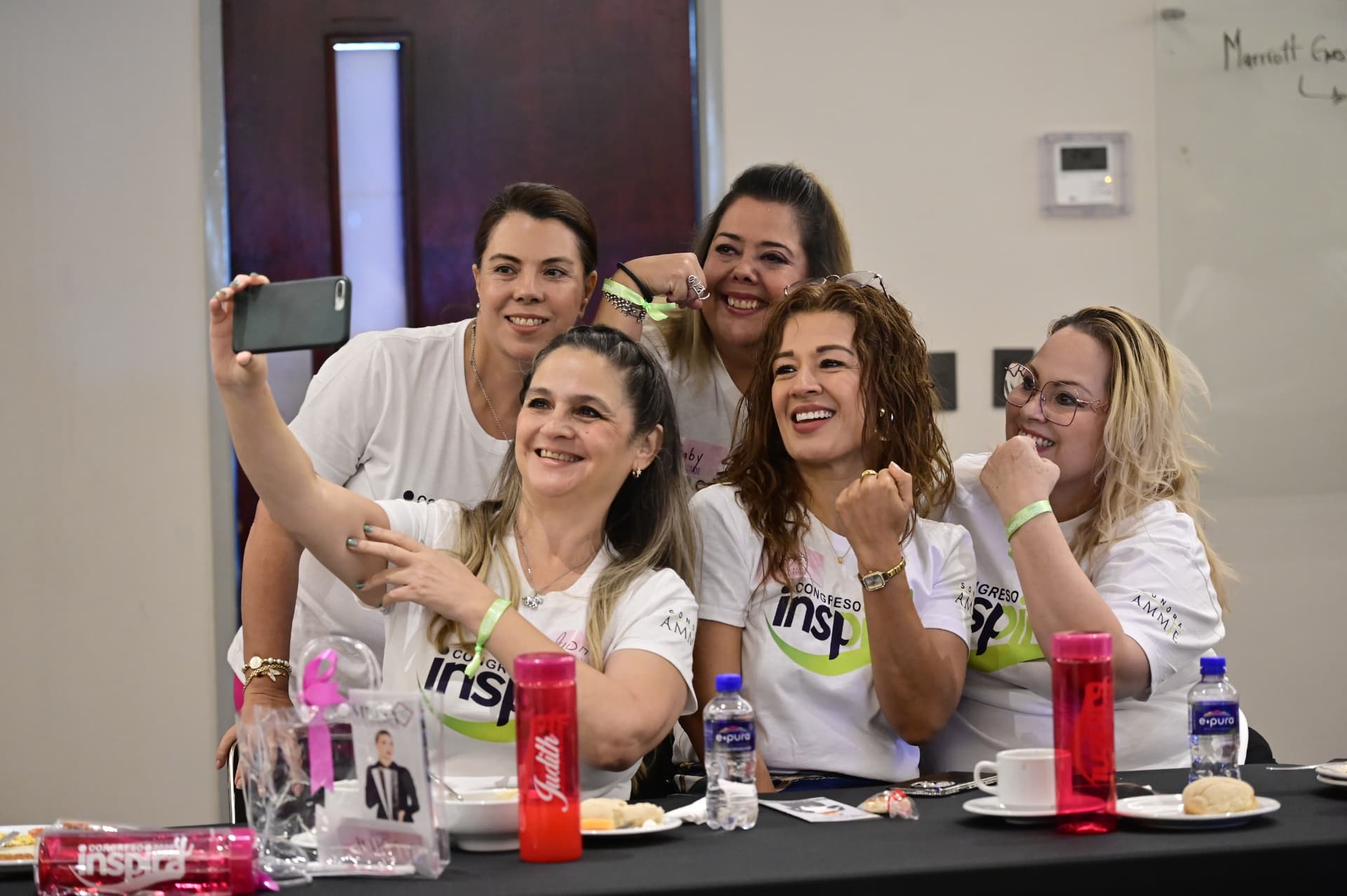 Socias de AMMJE Sonora tomándose una selfie durante el desayuno empresarial de julio de 2026