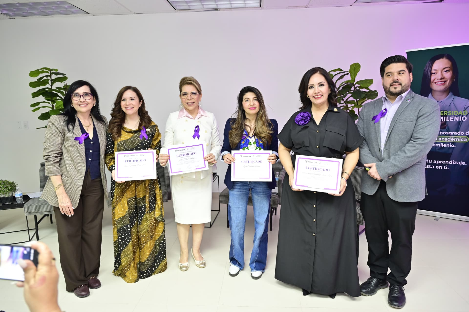 Entrega de certificados a las panelistas del conversatorio organizado por AMMJE Sonora y Tecmilenio