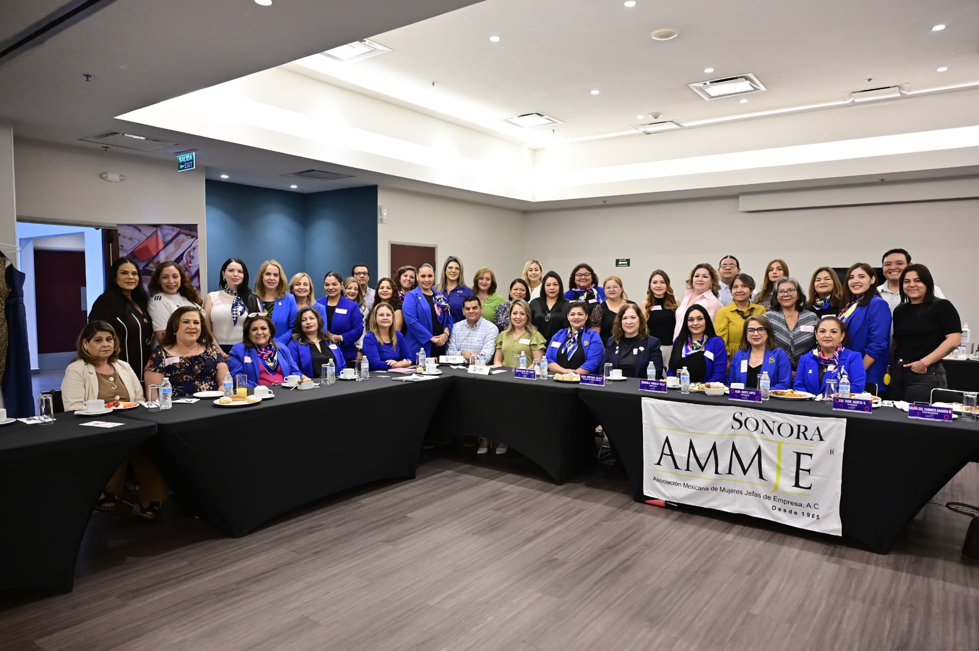 Fotografía grupal de las socias de AMMJE Sonora en el desayuno empresarial De Emprendedora a Empresaria, junio de 2026