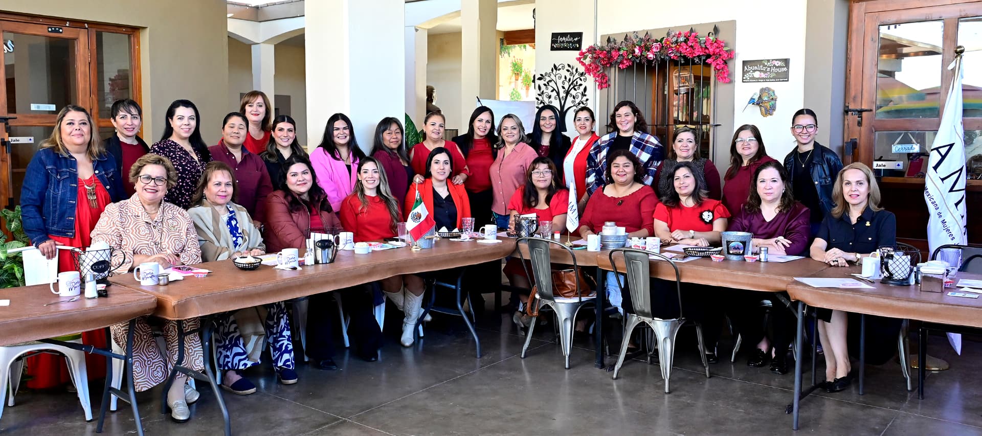 Fotografía grupal de las socias de AMMJE Sonora en el desayuno empresarial de febrero de 2026 en Cafetería Doña María
