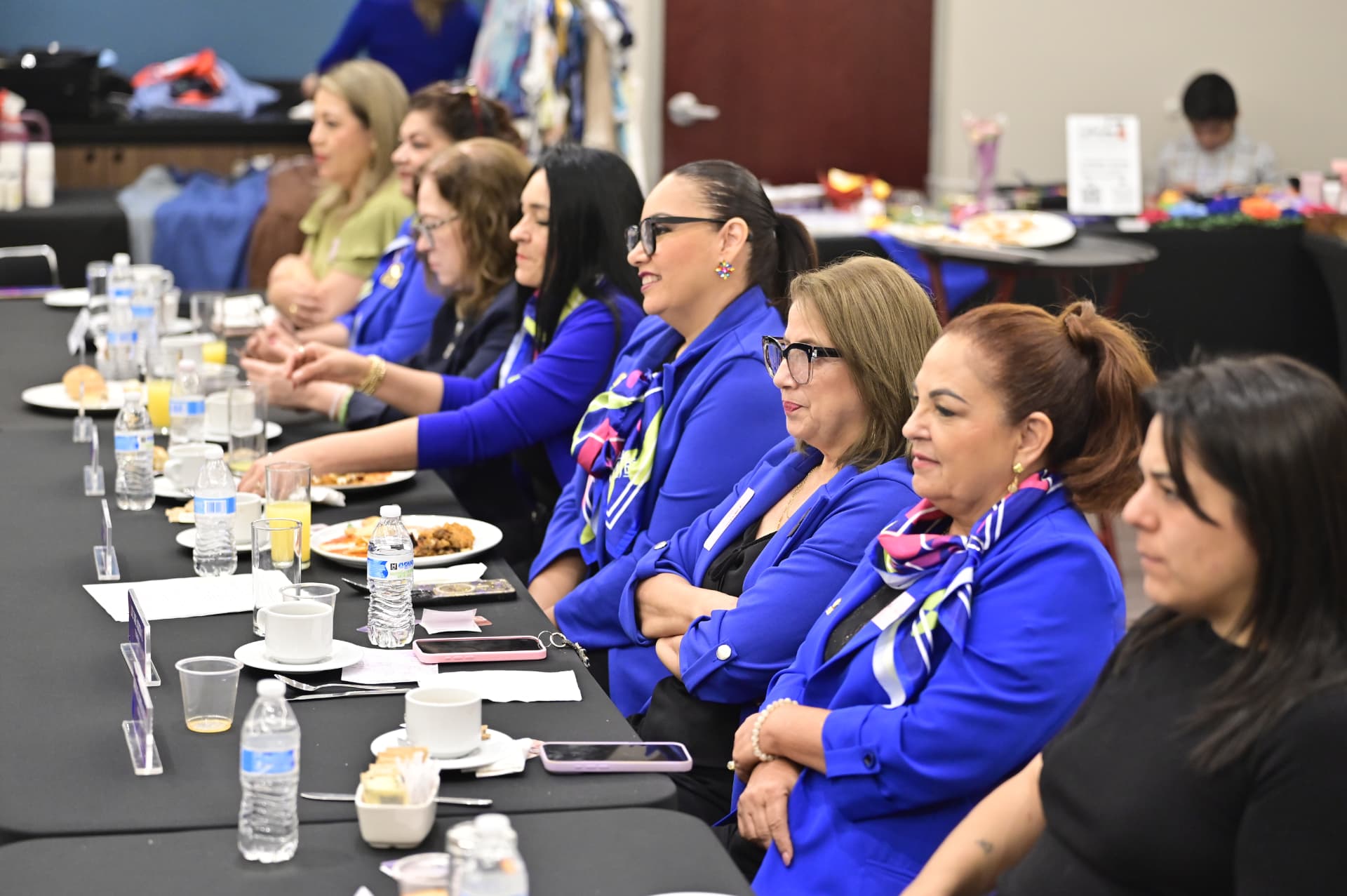 Socias de AMMJE Sonora atentas a la conferencia en el desayuno empresarial de junio de 2026