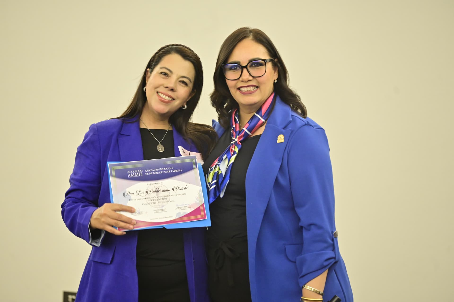 Entrega de reconocimiento a Ana Luz Balderrama Uriarte por la presentación de su empresa