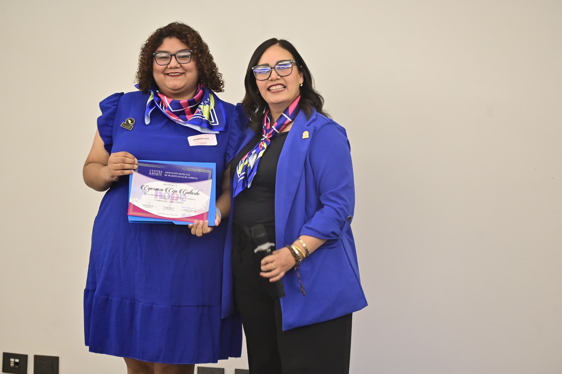 Entrega de reconocimiento a Esperanza Ceja Gallardo por la presentación de su empresa