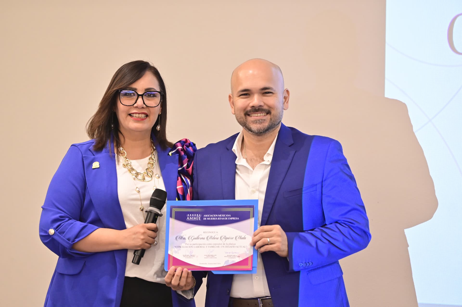 Entrega de reconocimiento al Mtro. Guillermo Arturo Aguirre Mada por su charla Conciliación laboral y familiar