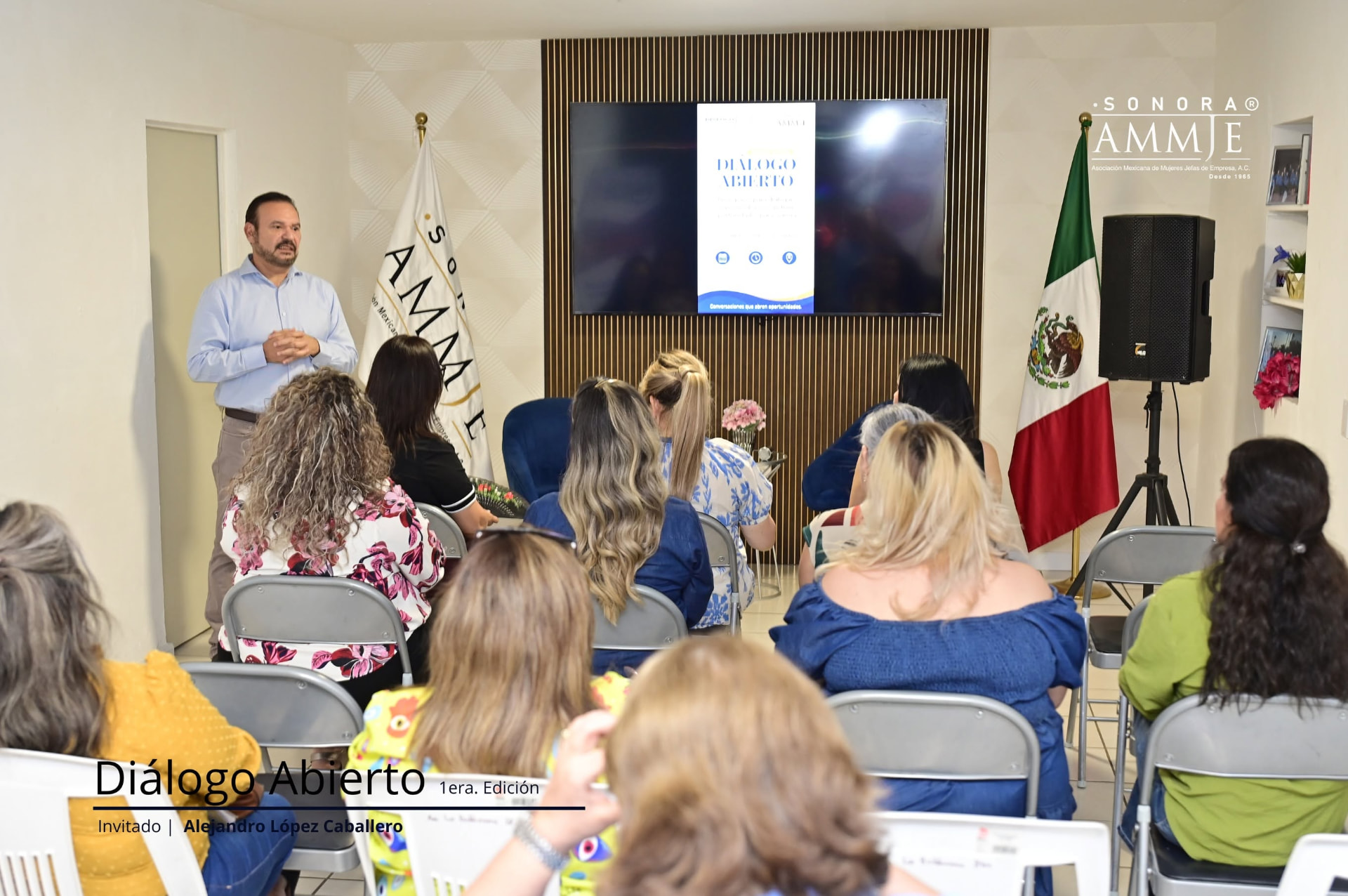Alejandro López Caballero dirigiéndose a las socias de AMMJE Sonora durante Diálogo Abierto en Casa AMMJE
