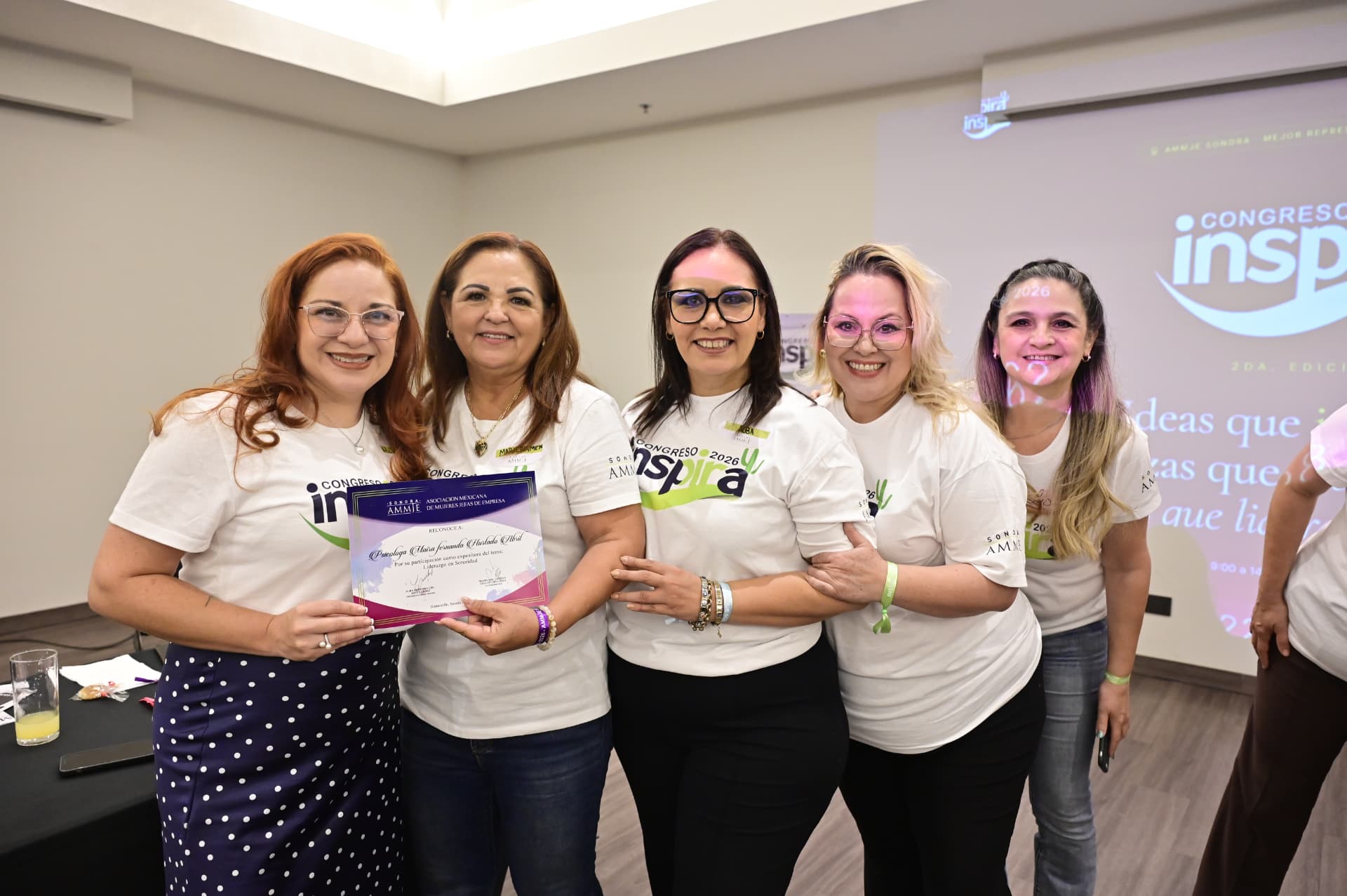 Entrega de reconocimiento a la Psic. Maira Hurtado por su participación como expositora en Liderazgo en Sororidad