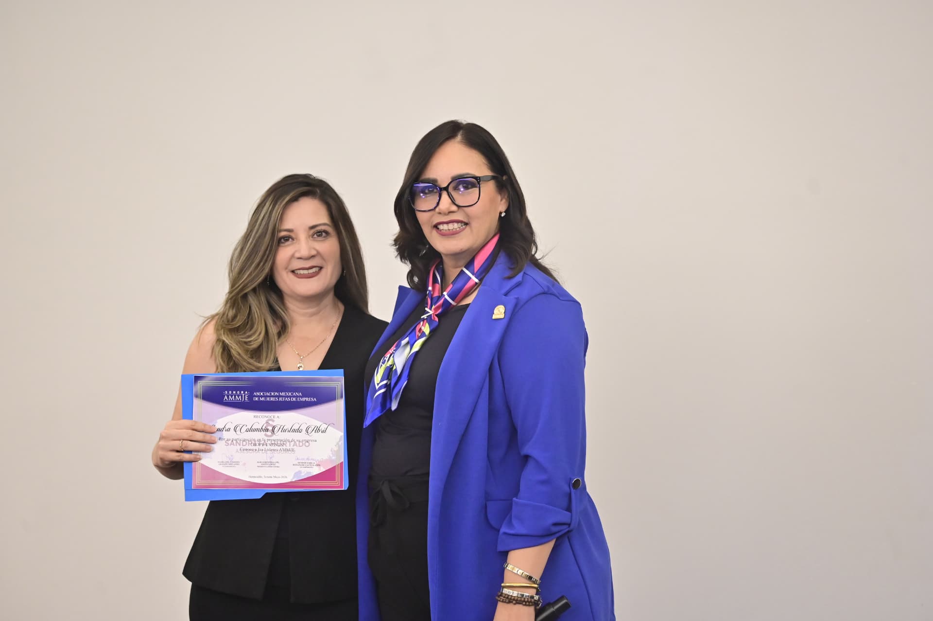 Entrega de reconocimiento a Sandra Columba Hurtado Abril por la presentación de su empresa