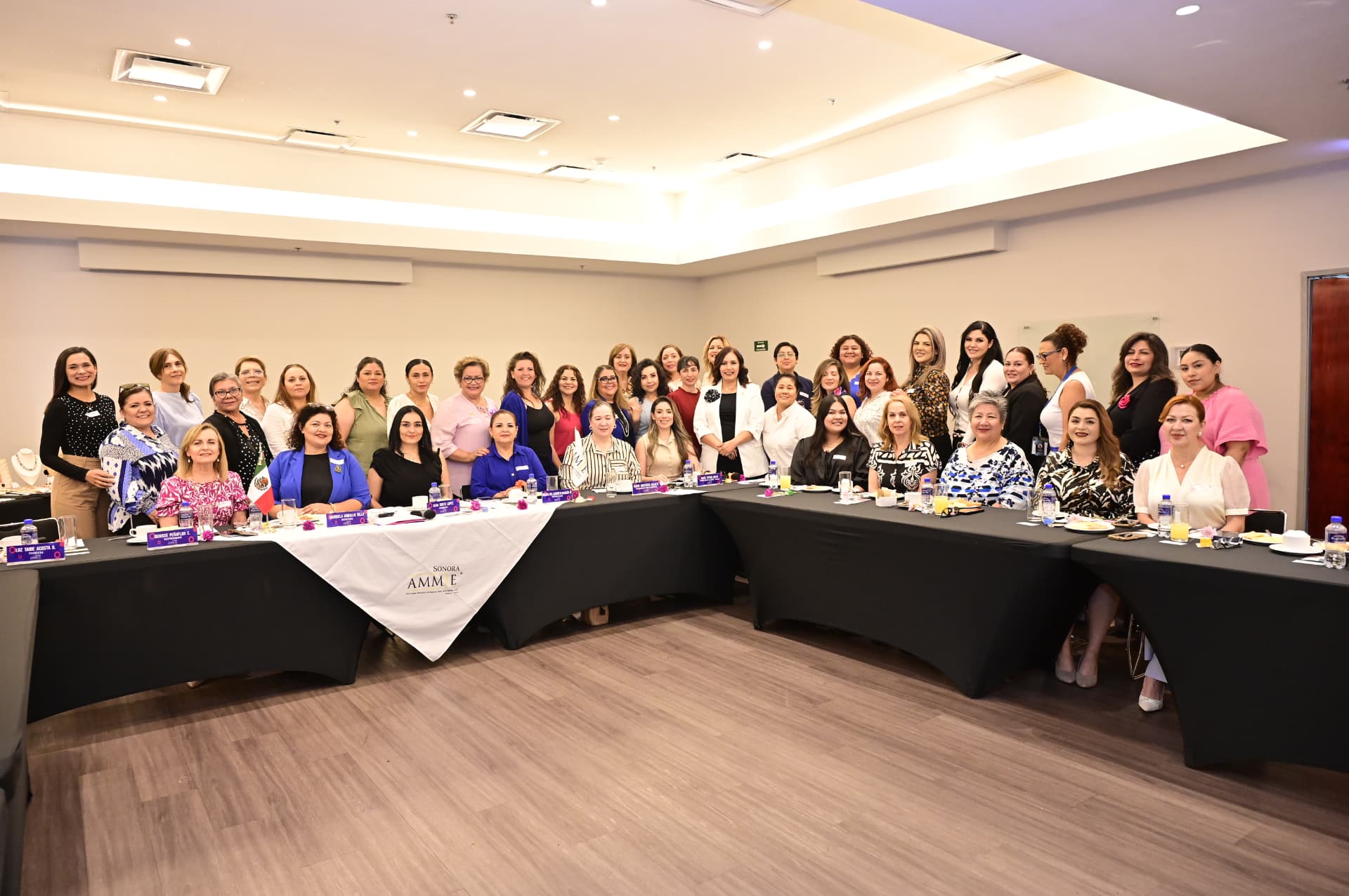 Fotografía grupal de las socias de AMMJE Sonora en el desayuno empresarial El poder que hay en ti, marzo de 2026