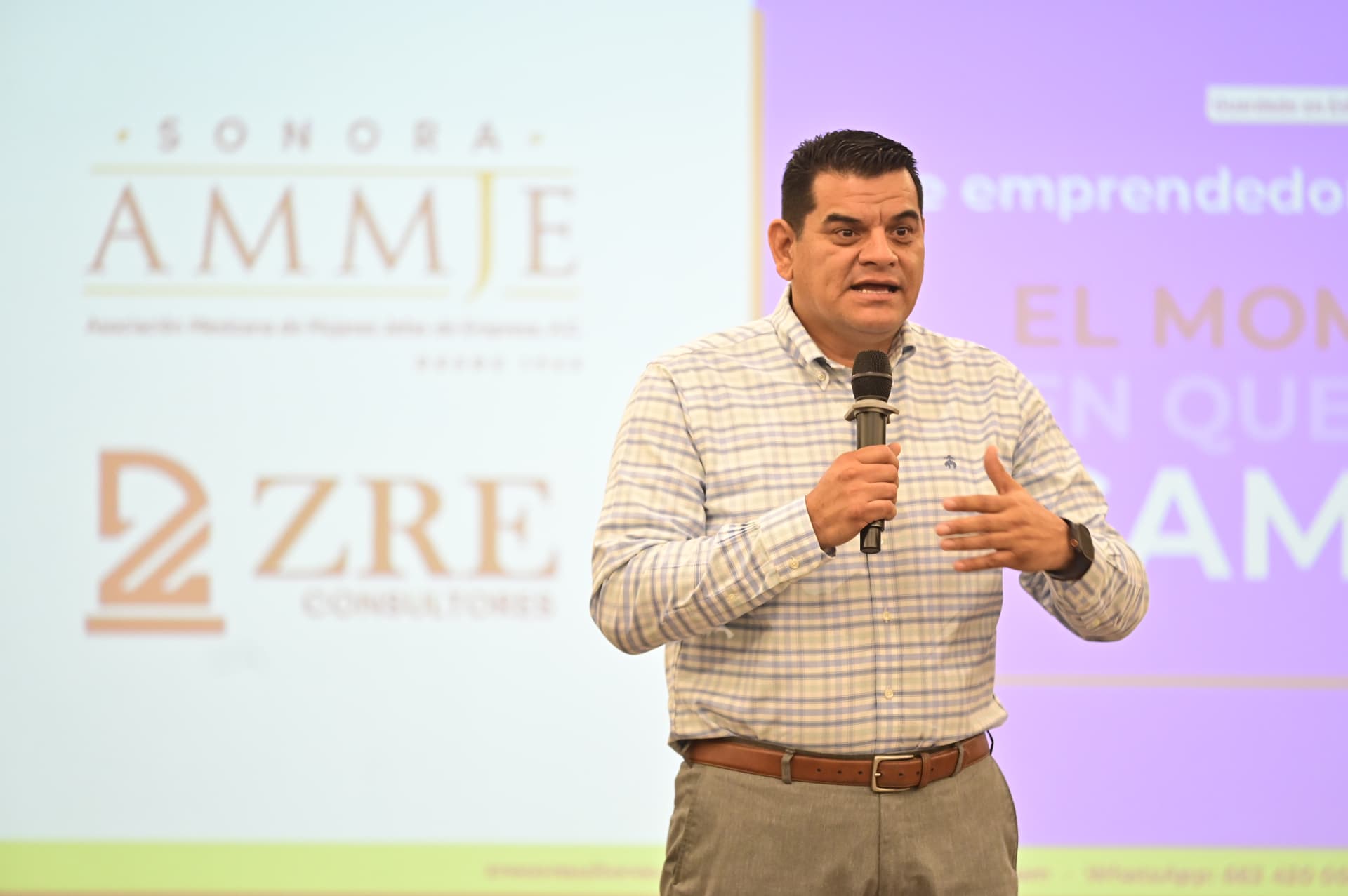 Efraín Zamora impartiendo la conferencia El momento en que todo cambia durante el desayuno empresarial de junio de 2026