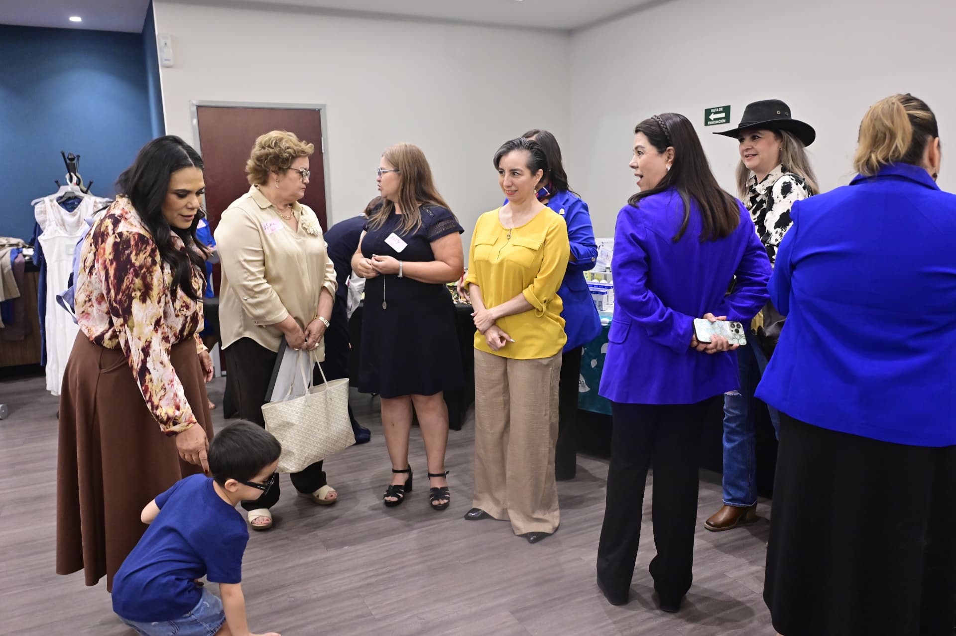 Socias de AMMJE Sonora conversando durante el desayuno empresarial de mayo de 2026
