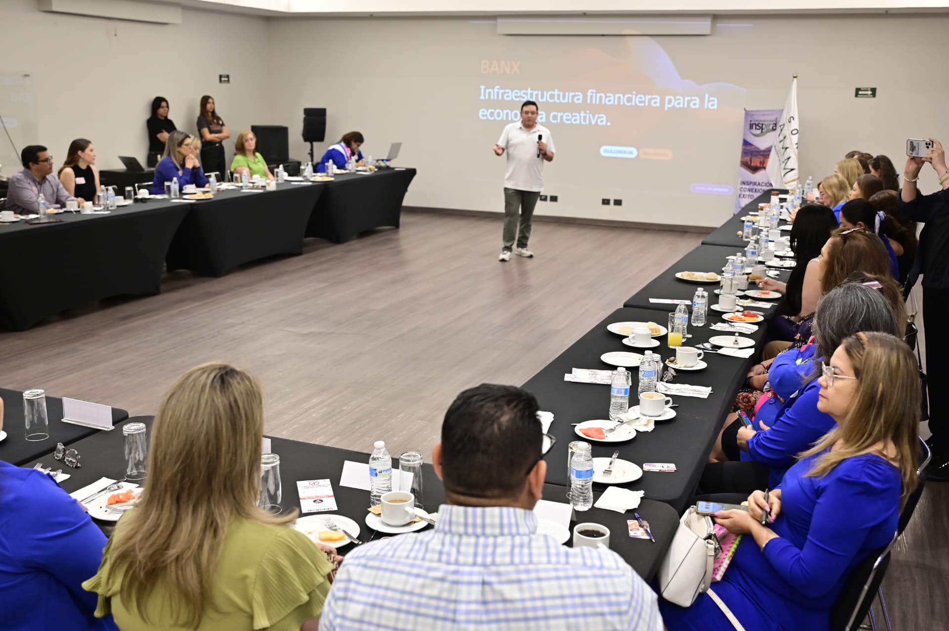Presentación sobre infraestructura financiera para la economía creativa ante las socias de AMMJE Sonora en el desayuno de junio de 2026