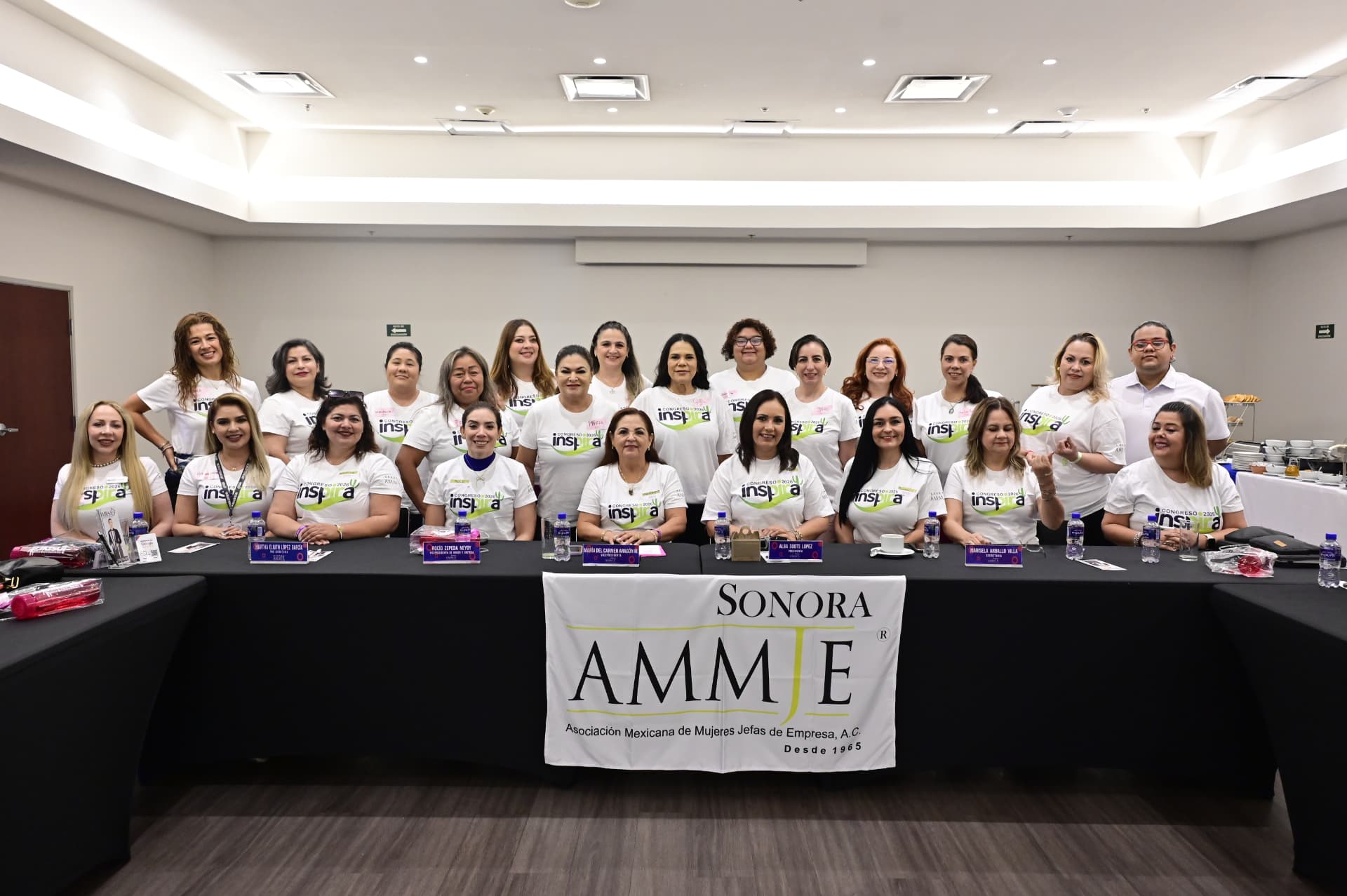Fotografía grupal de las socias de AMMJE Sonora en el desayuno empresarial Liderazgo en Sororidad de julio de 2026