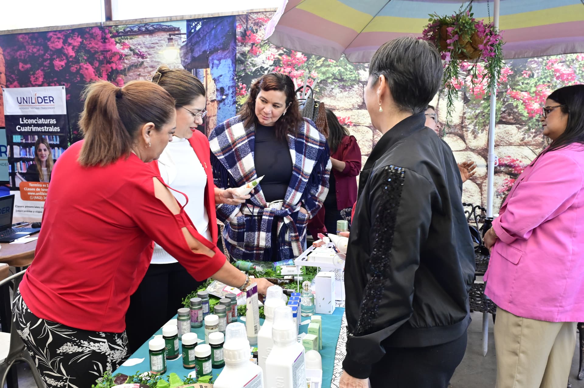 Empresarias mostrando sus productos en la exhibición del desayuno empresarial de febrero de 2026