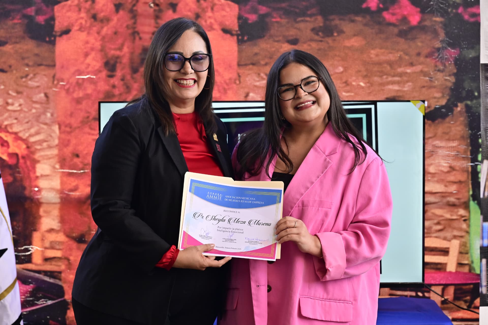 Entrega de reconocimiento a la Ps. Sheyla Meza Moreno por impartir la plática de inteligencia emocional