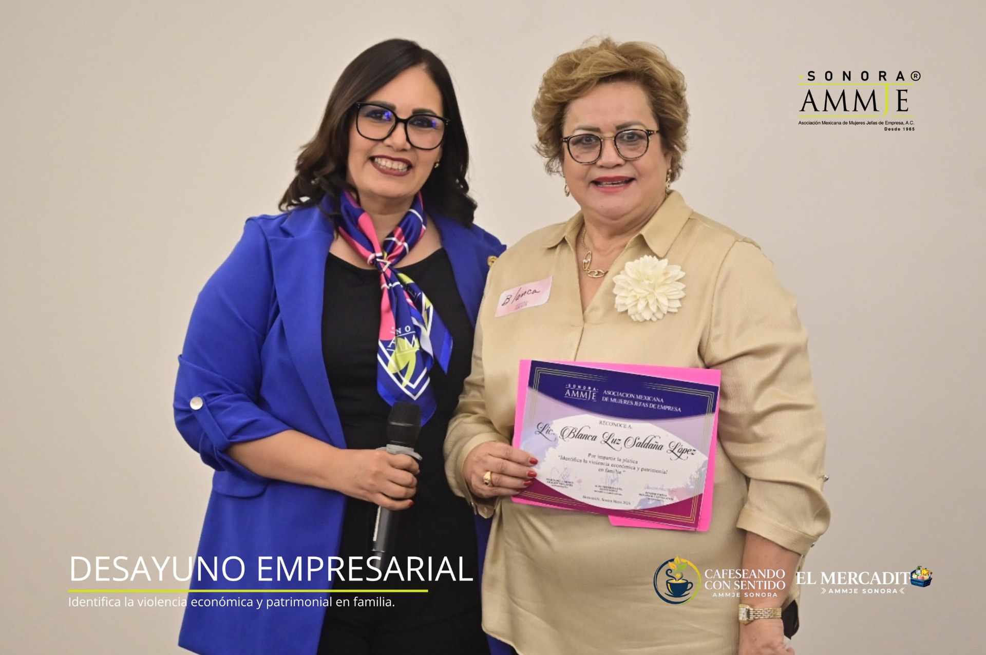 Entrega de reconocimiento a la Lic. Blanca Luz Saldaña López por impartir la plática sobre violencia económica y patrimonial en familia