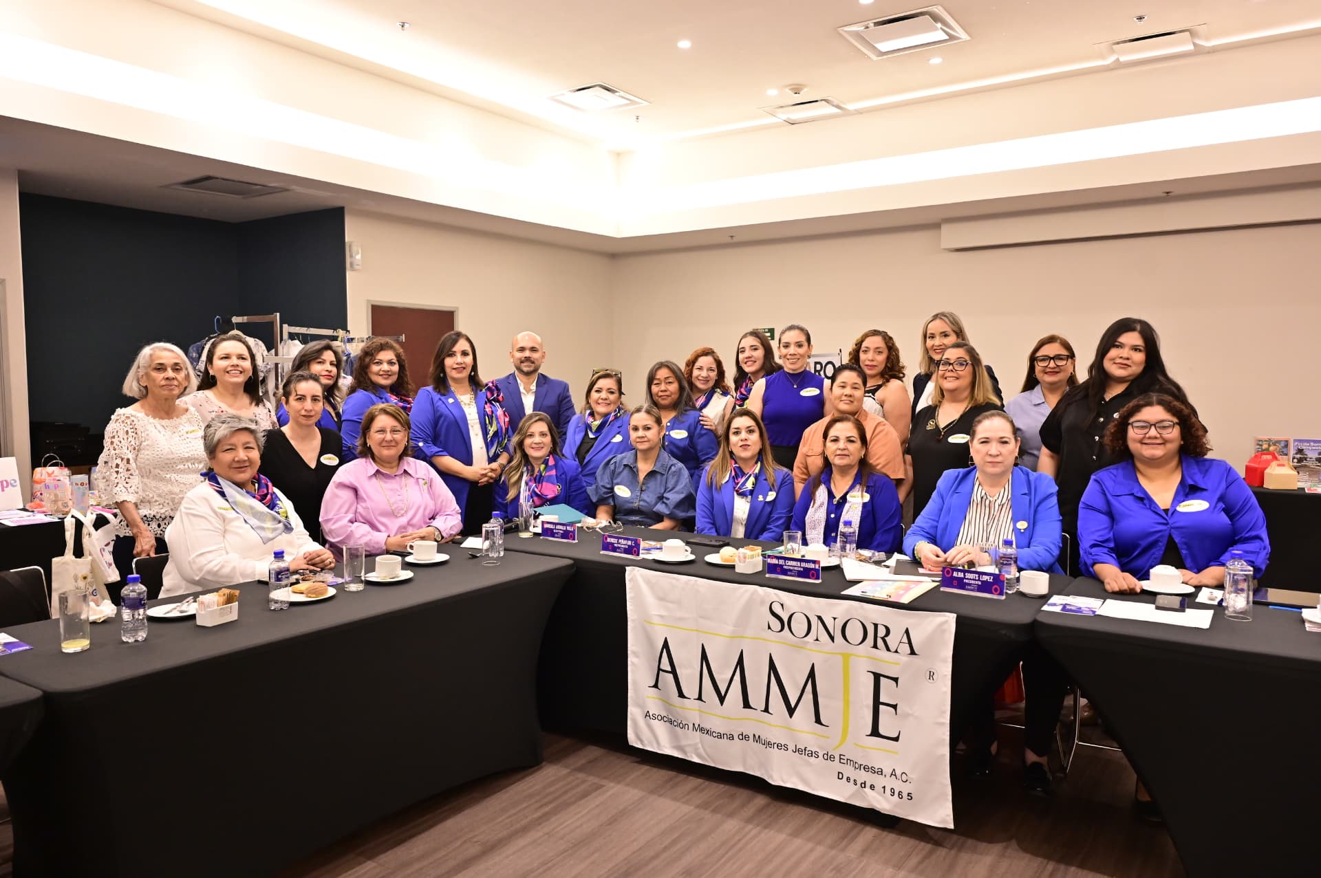 Fotografía grupal de socias de AMMJE Sonora en el desayuno empresarial de abril de 2026 en City Express by Marriott