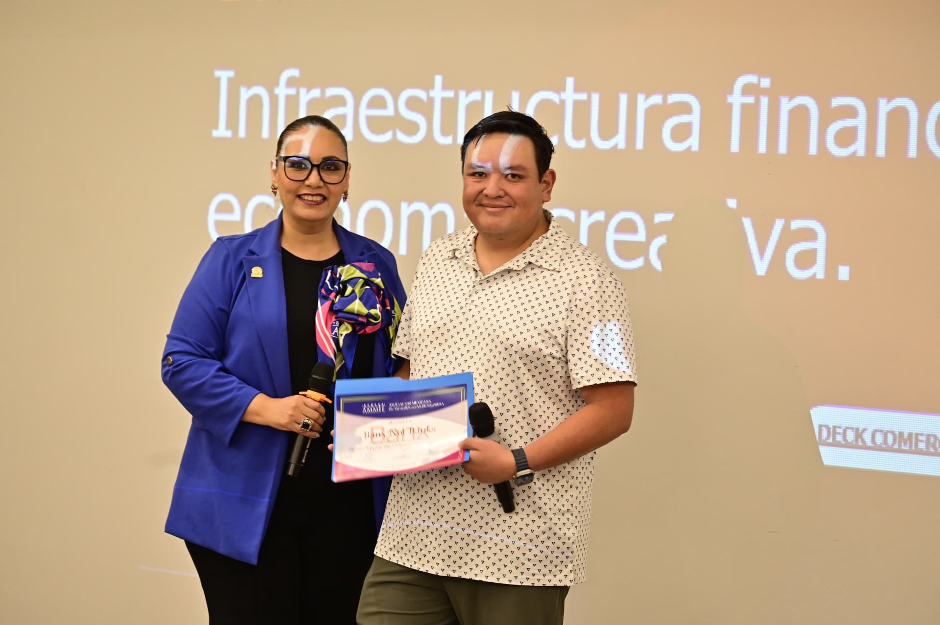 Entrega de reconocimiento a un expositor invitado en el desayuno empresarial de junio de 2026