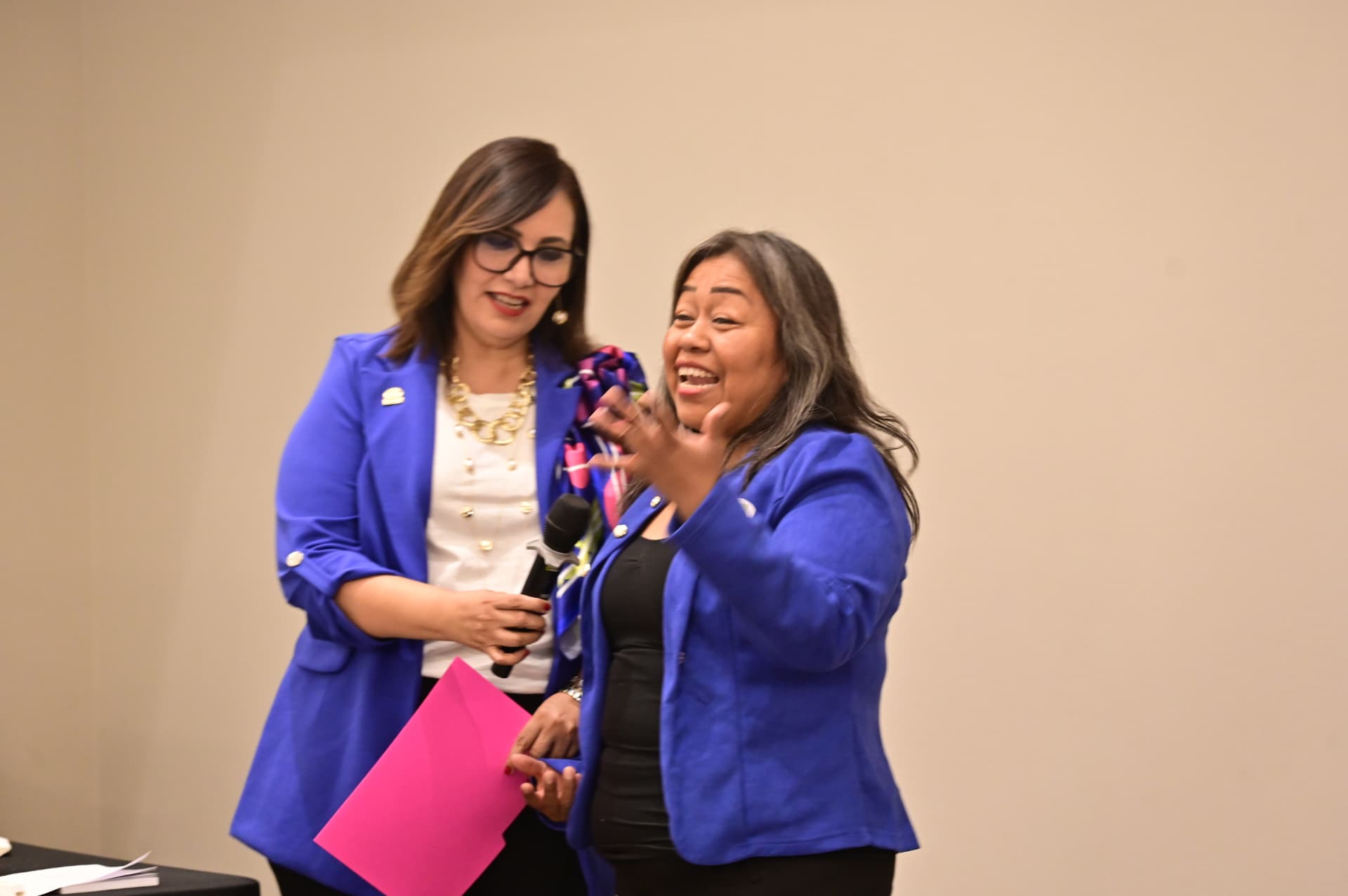 Socia de AMMJE Sonora recibiendo su reconocimiento con entusiasmo durante el desayuno de abril de 2026