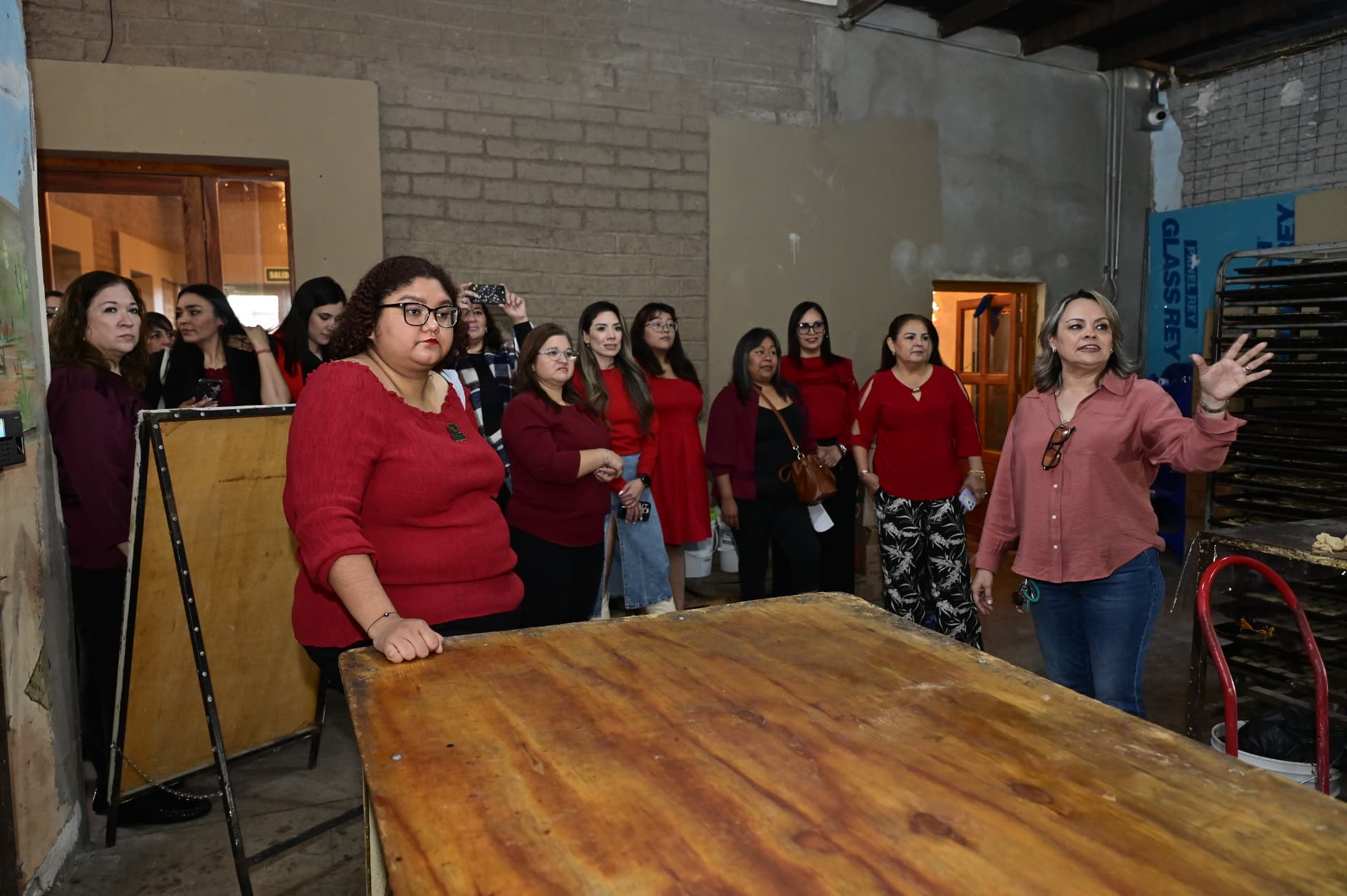 Recorrido de las socias de AMMJE Sonora por las instalaciones de una empresa durante el evento de febrero de 2026