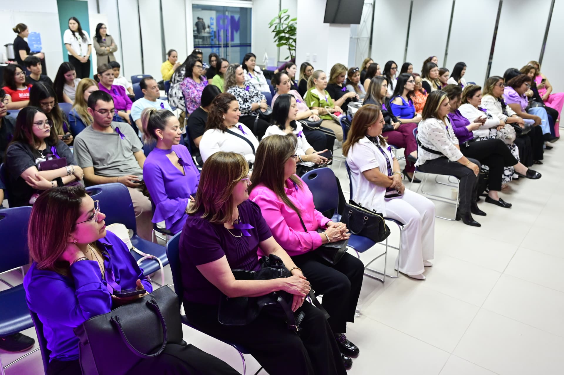 Público asistente al conversatorio Mujer: Historia, Desafío y Futuro en Tecmilenio