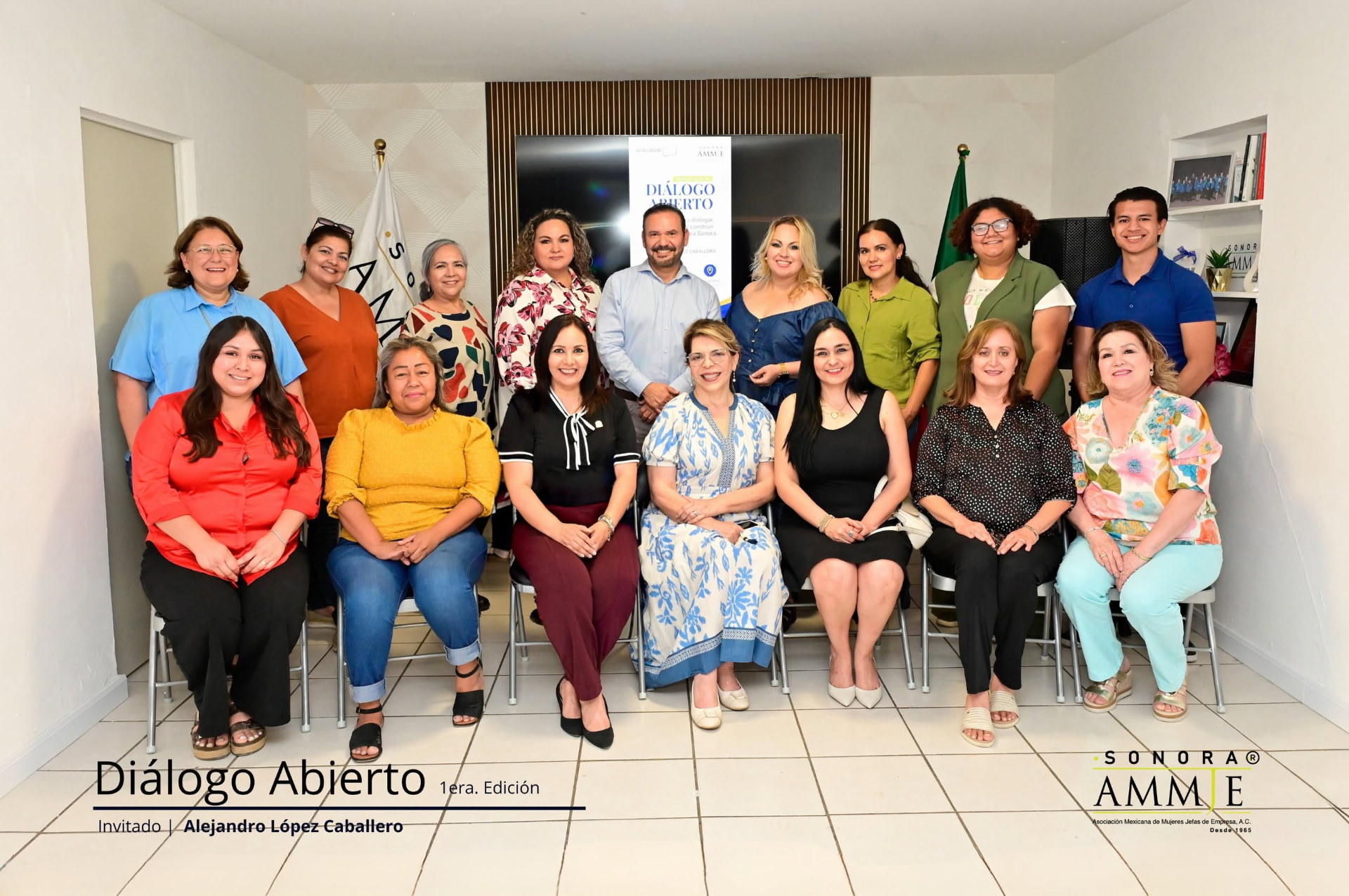 Fotografía grupal de socias de AMMJE Sonora con Alejandro López Caballero en la primera edición de Diálogo Abierto en Casa AMMJE
