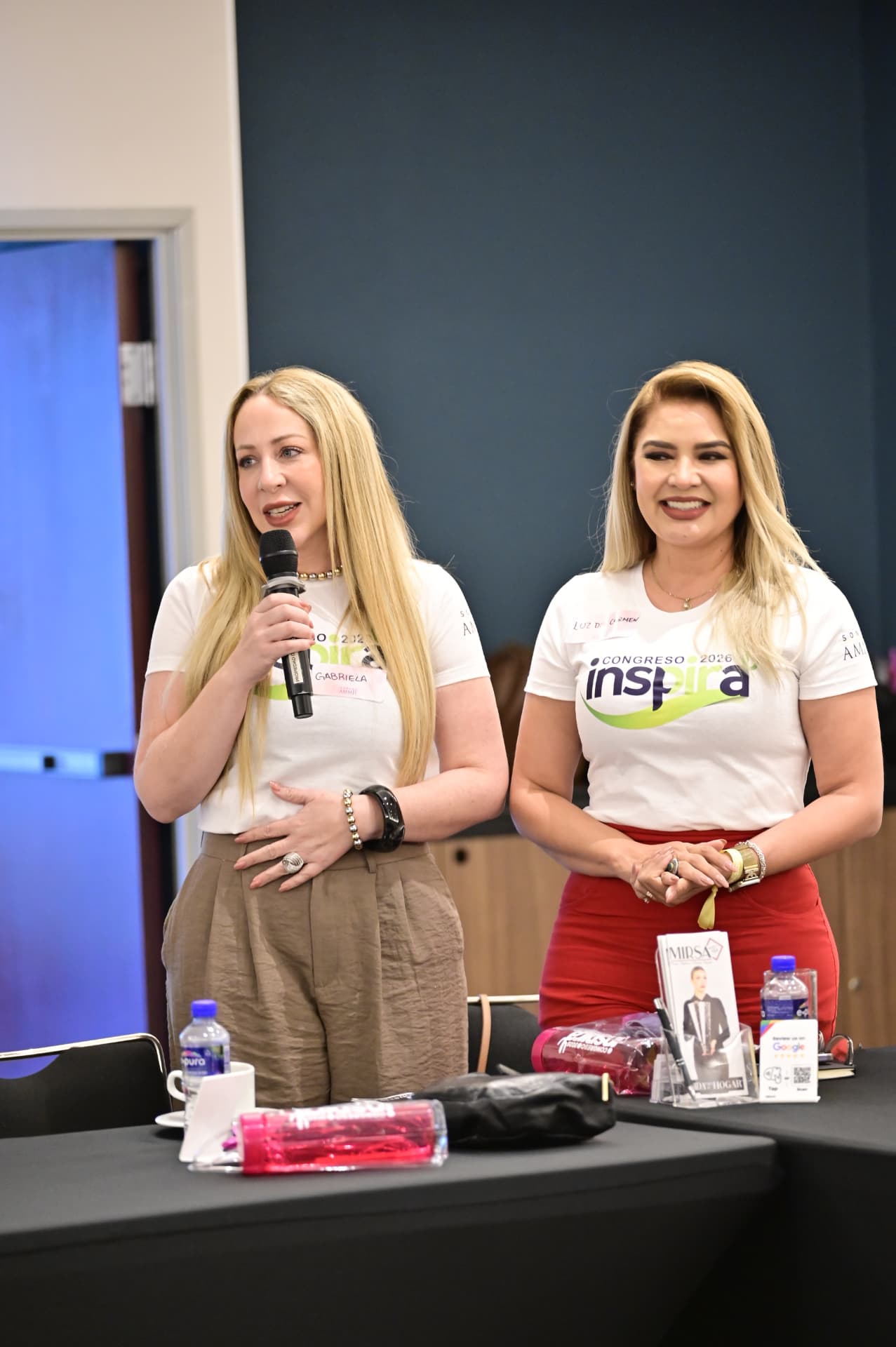 Dos socias de AMMJE Sonora participando con micrófono en la dinámica del desayuno Liderazgo en Sororidad