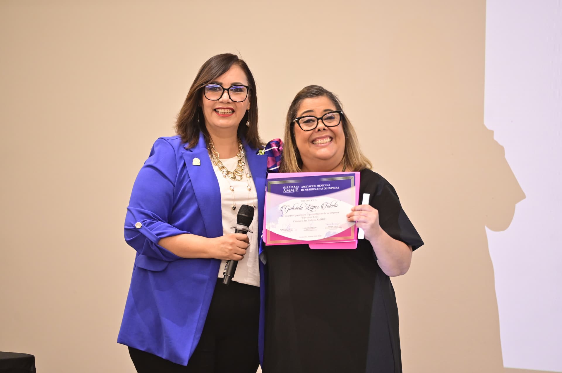 Entrega de reconocimiento a Gabriela López Toledo por la presentación de su empresa Devotion Life